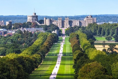 Windsor Castle: https://pixabay.com/photos/windsor-castle-the-park-the-building-2755009/