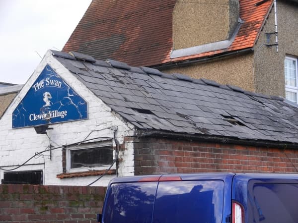 The Satable roof needs urgent repair