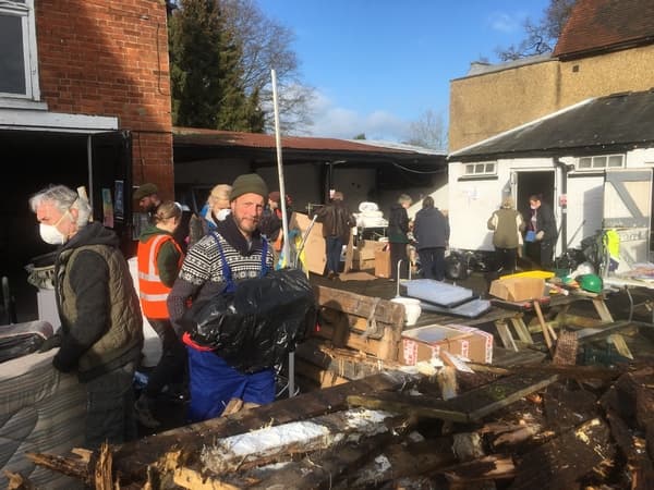 Piling up the rubbish in the courtyard