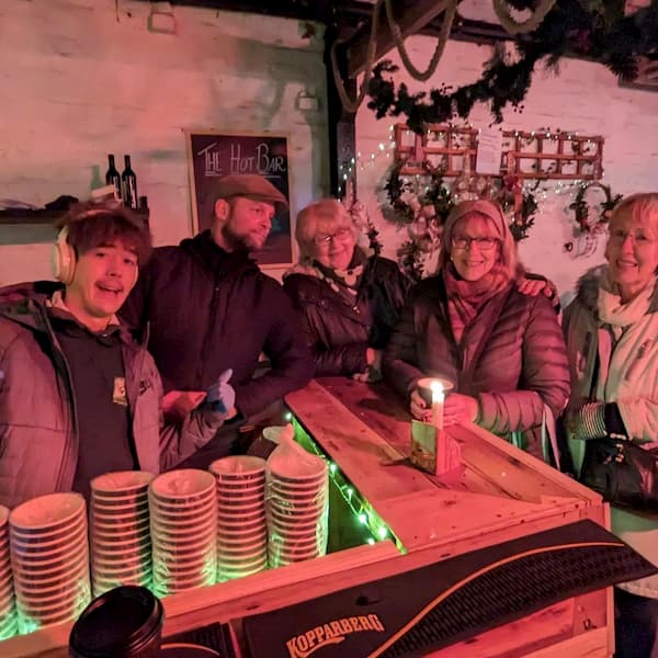 The mulled wine bar with customers.