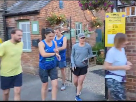 The Windsor Town Runners leaving The Swan