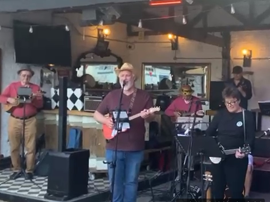 The Windsor Ukulele Band at The Swan