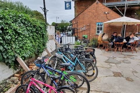 Cyclists criendly with bike racks and a dedicated club too.