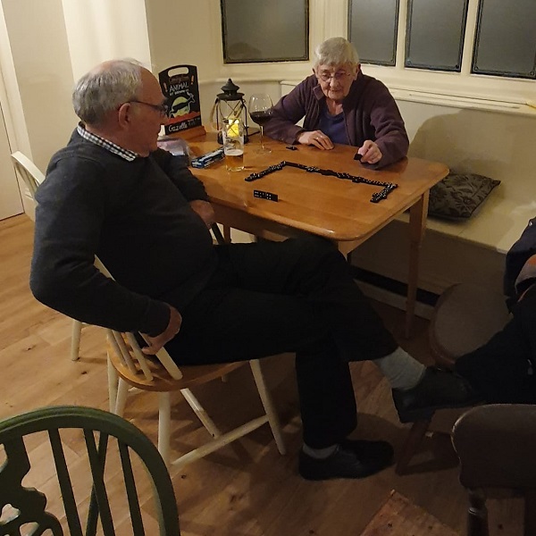 Bas and Diana playing Yahtzee in the pub