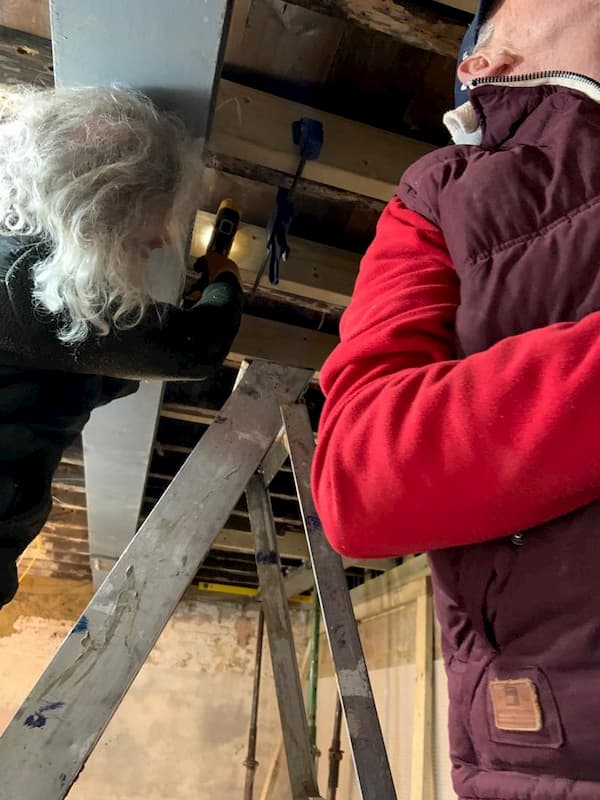 At one end of the new rafter, on the steel support inserted a few weeks ago