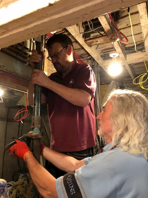 Ian and TOny installing an acrow