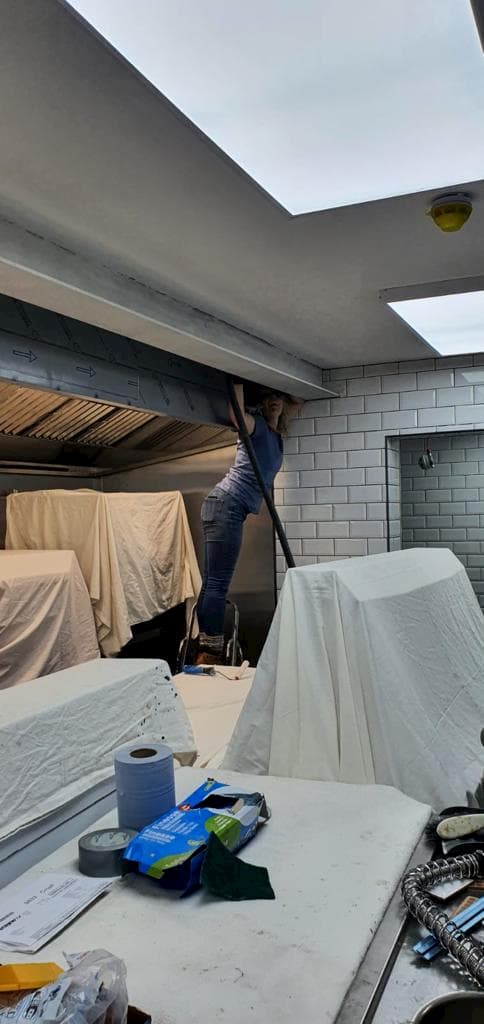 The gap between the cooker hood and the gorsder is just enough to get a head in