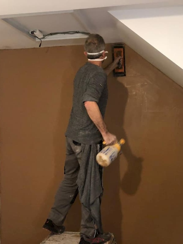 Ian the Plasterer at work on the wall - nearly there!